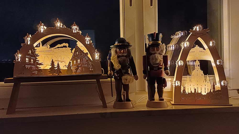 Fensterbank, beleuchtet mit einem Schwibbogen